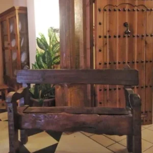 Banco de madera con respaldo para interior Cancerbero