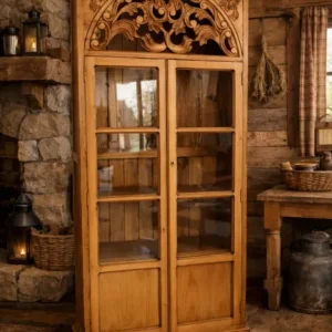 Vitrina rústica de dos puertas con cristal tallada