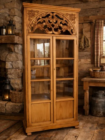 Vitrina rústica de dos puertas con cristal tallada